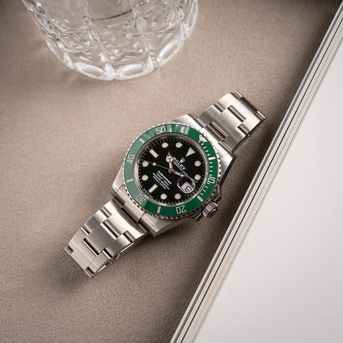 Titelbild der Rolex Submariner Date Starbucks 126610LV mit schwarzem Zifferblatt und grüner Cerachrom-Lünette