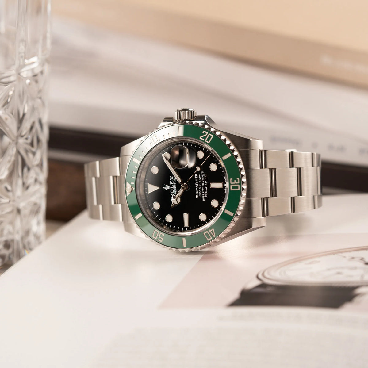 Produktfotografie der Rolex Submariner Date Starbucks 126610LV mit schwarzem Zifferblatt und grüner Cerachrom-Lünette