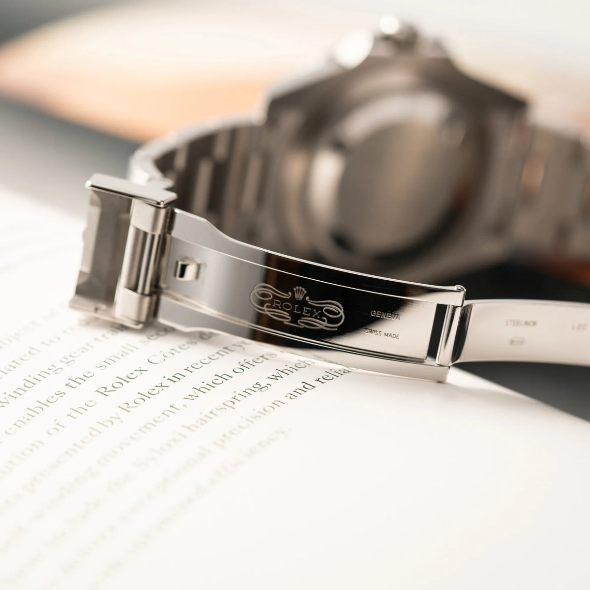 Klassisches Rolex Logo im Inneren der Oyster-Faltschliesse mit Glide-Lock der Rolex Submariner Date Starbucks der Referenz 126610LV im 41mm Oyster-Case mit der typischen grünen Keramik-Lünette