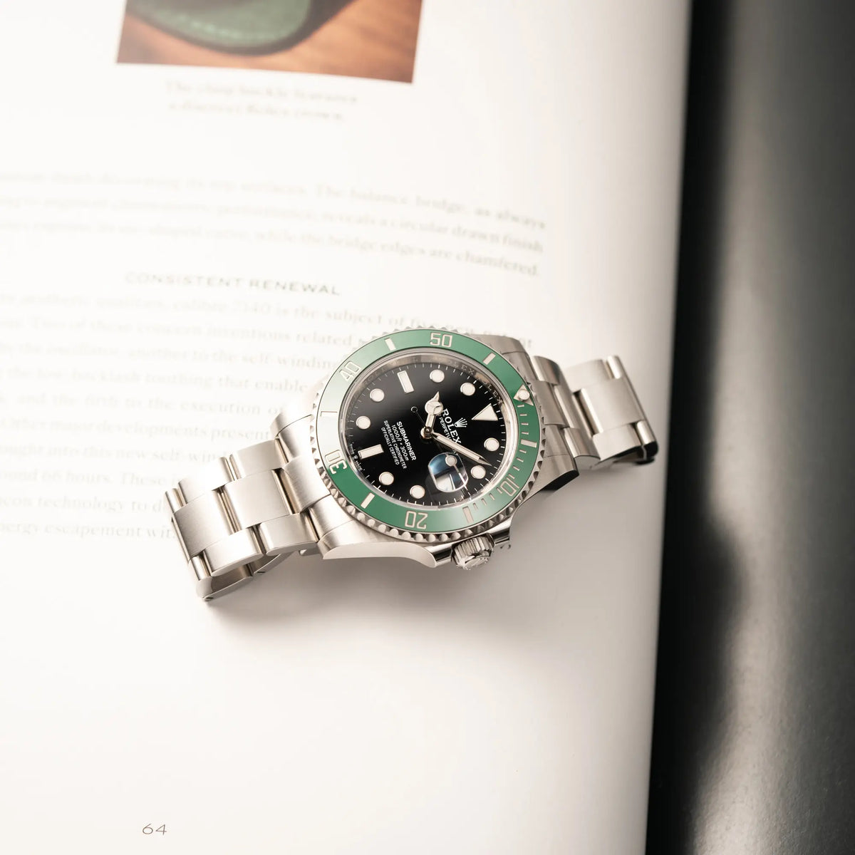Produktfotografie der Rolex Submariner Date Starbucks der Referenz 126610LV im 41mm Oyster-Case mit der typischen grünen Keramik-Lünette