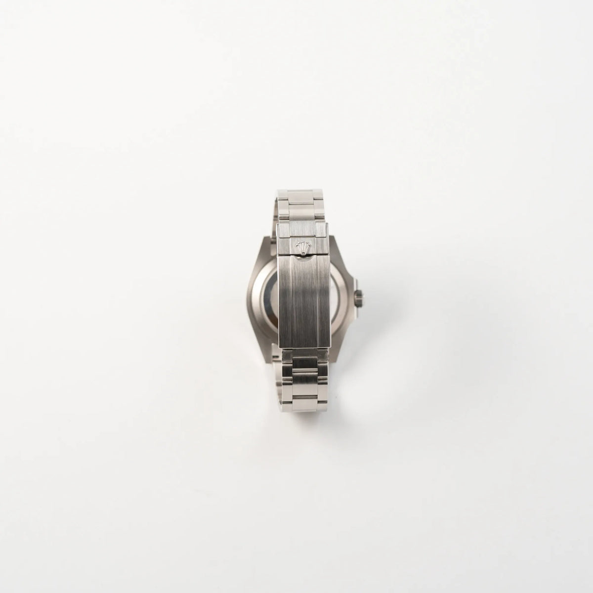 Blick auf das Oyster-Stahlband der Rolex Submariner Date Starbucks der Referenz 126610LV im 41mm Oyster-Case mit der typischen grünen Keramik-Lünette