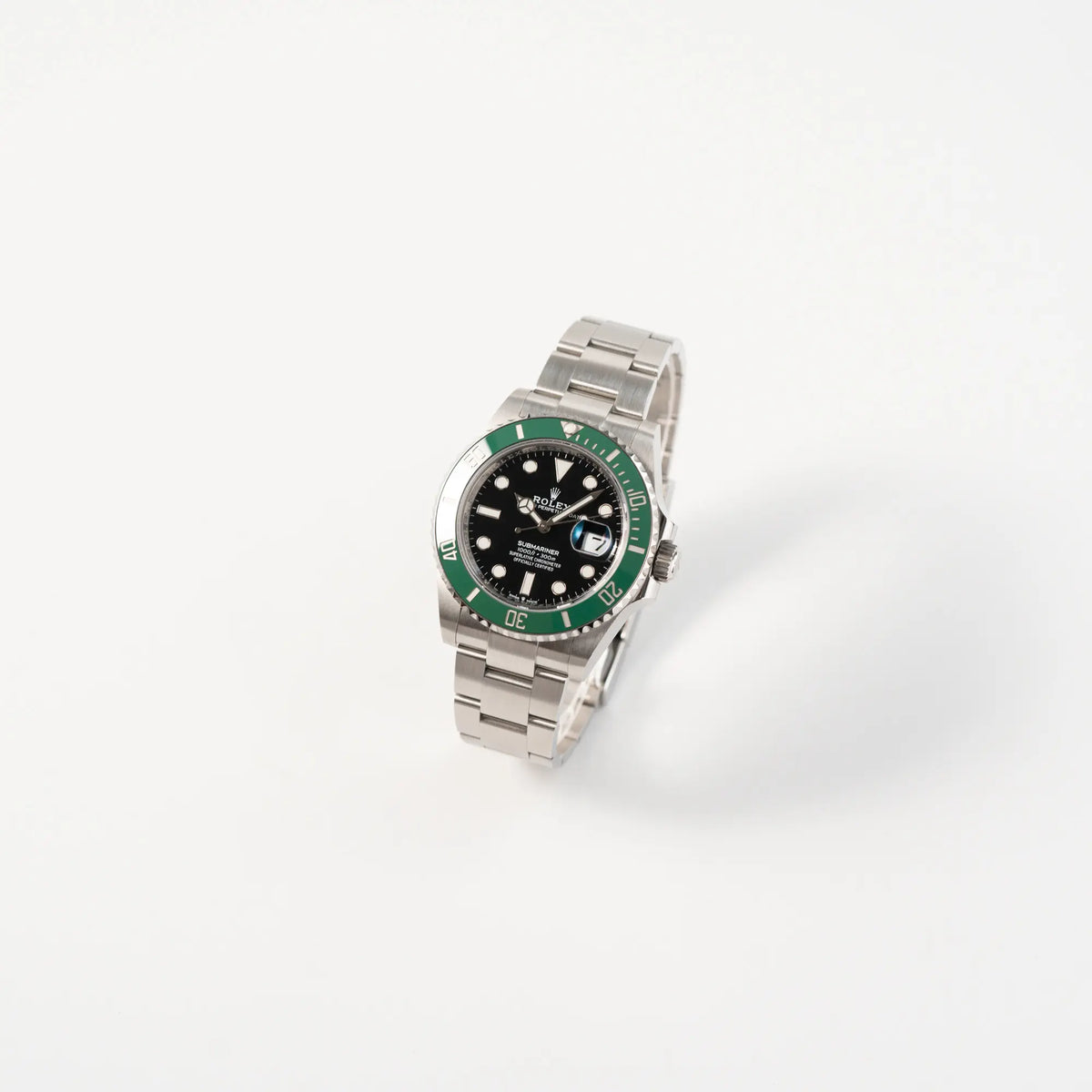Leicht schräge Ansicht der Rolex Submariner Date Starbucks der Referenz 126610LV im 41mm Oyster-Case mit der typischen grünen Keramik-Lünette