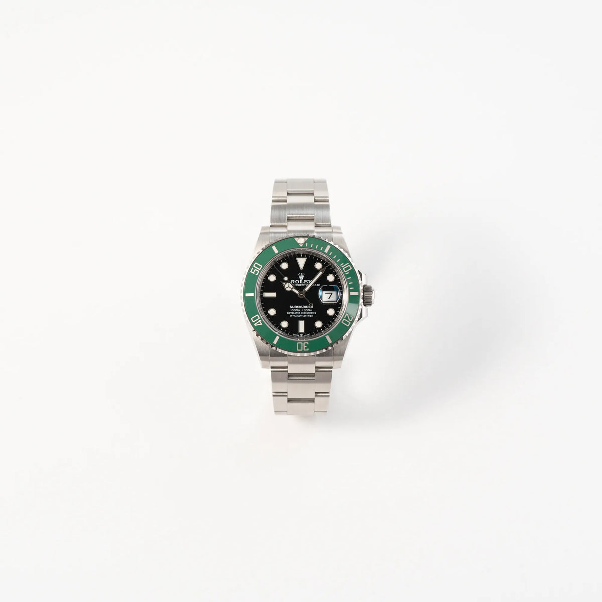 Frontale Ansicht der Rolex Submariner Date Starbucks der Referenz 126610LV im 41mm Oyster-Case mit der typischen grünen Keramik-Lünette