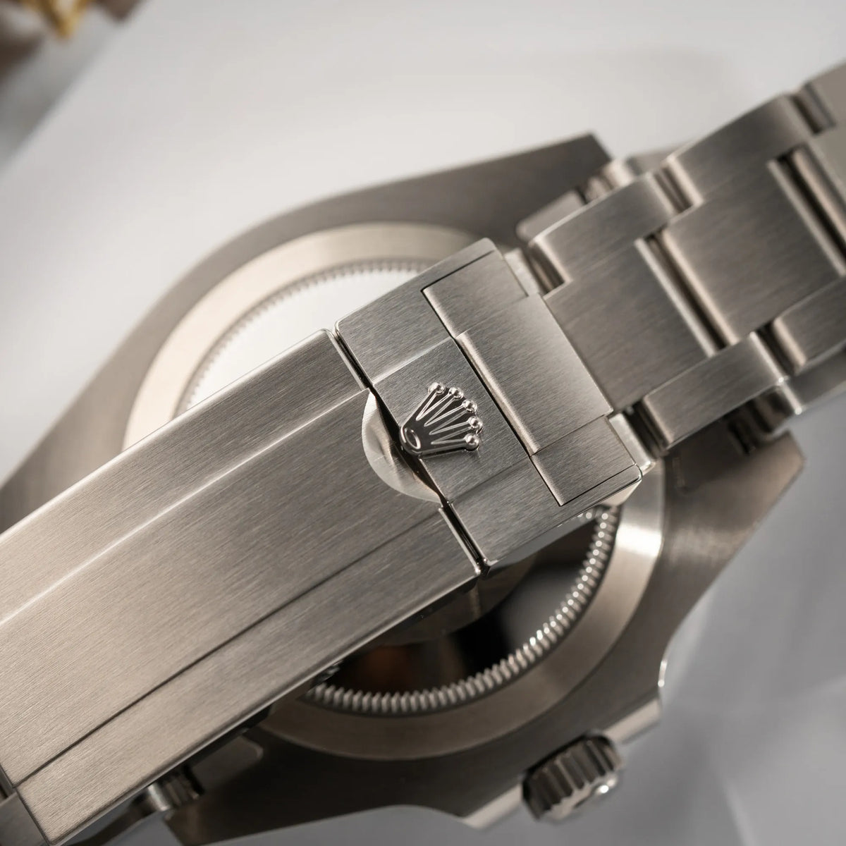 Detailaufnahme des Rolex Logos auf der Oyster-Faltschliesse der Rolex Submariner Date Starbucks 126610LV Mark 2 aus 2025 mit der typischen grünen Cerachrom-Lünette