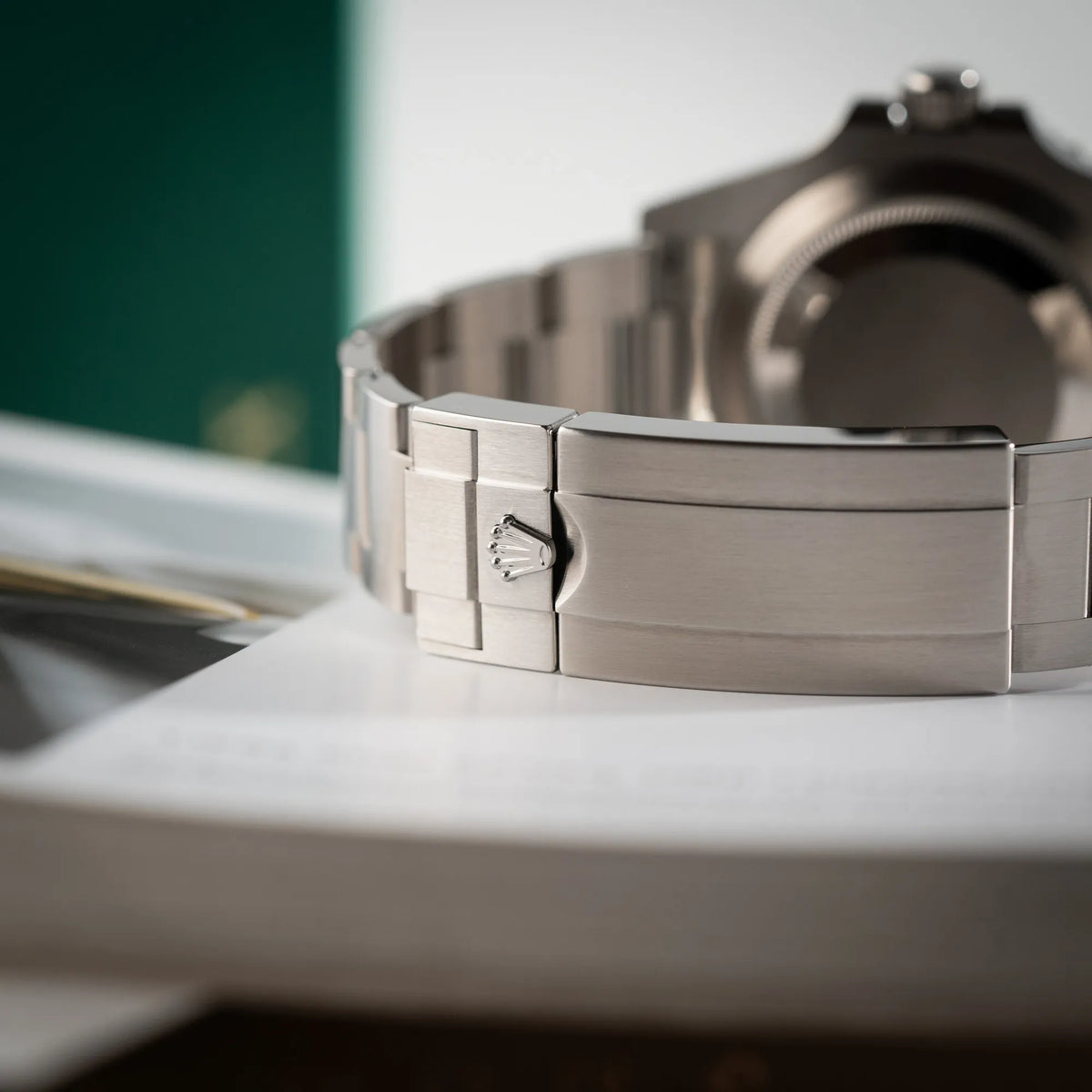 Detailaufnahme der Oyster-Faltschliesse der Rolex Submariner Date Starbucks 126610LV Mark 2 aus 2025 mit der typischen grünen Cerachrom-Lünette