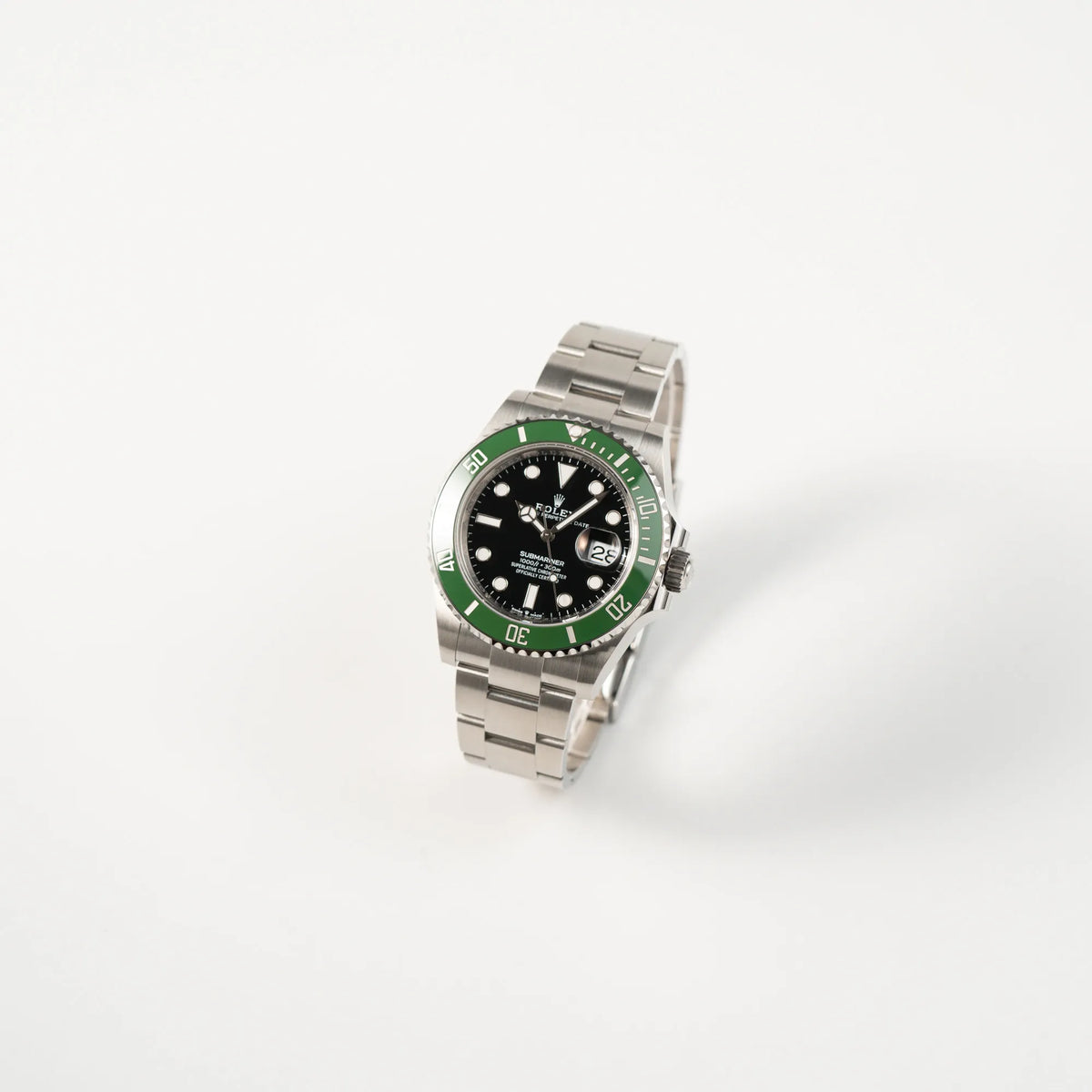 Leicht schräge Ansicht der Rolex Submariner Date Starbucks 126610LV Mark 2 aus 2025 mit der typischen grünen Cerachrom-Lünette