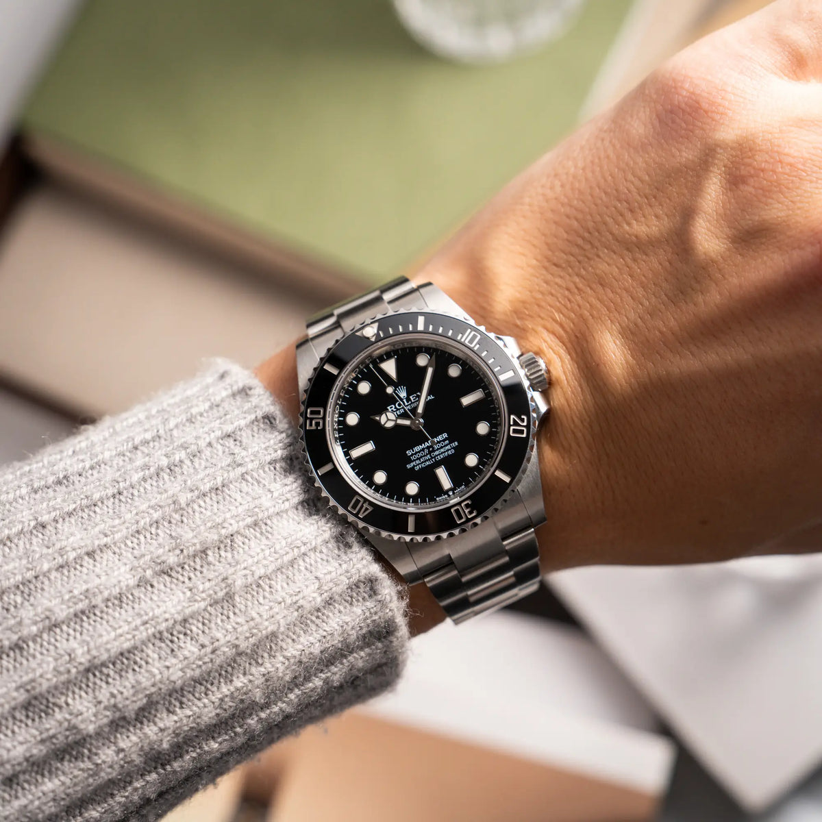 Wristshot mit der Rolex Submariner No Date der Referenz 124060 im 41mm-Oyster-Case mit schwarzem Zifferblatt und schwarzem Keramik-Lünetten-Inlay