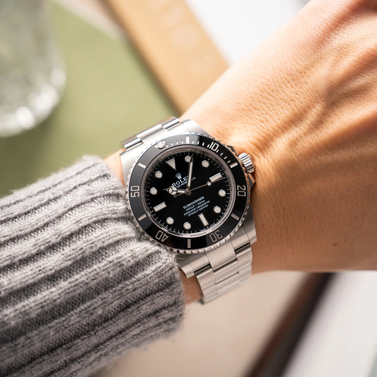Mann trägt die Rolex Submariner No Date der Referenz 124060 im 41mm-Oyster-Case mit schwarzem Zifferblatt und schwarzem Keramik-Lünetten-Inlay an seinem Handgeklenk