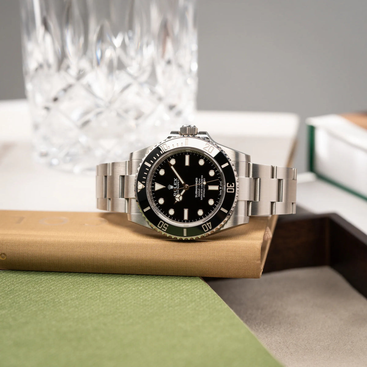 Produktfotografie als Titelbild der Rolex Submariner No Date der Referenz 124060 im 41mm-Oyster-Case mit schwarzem Zifferblatt und schwarzem Keramik-Lünetten-Inlay