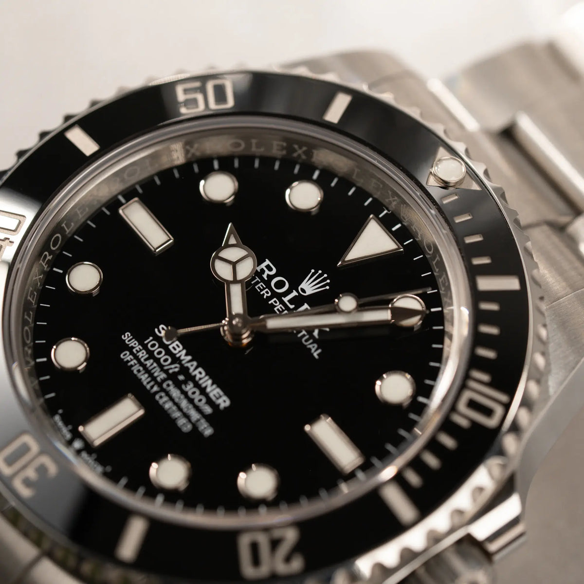 Makroaufnahme der Rolex Submariner No Date der Referenz 124060 im 41mm-Oyster-Case mit schwarzem Zifferblatt und schwarzem Keramik-Lünetten-Inlay