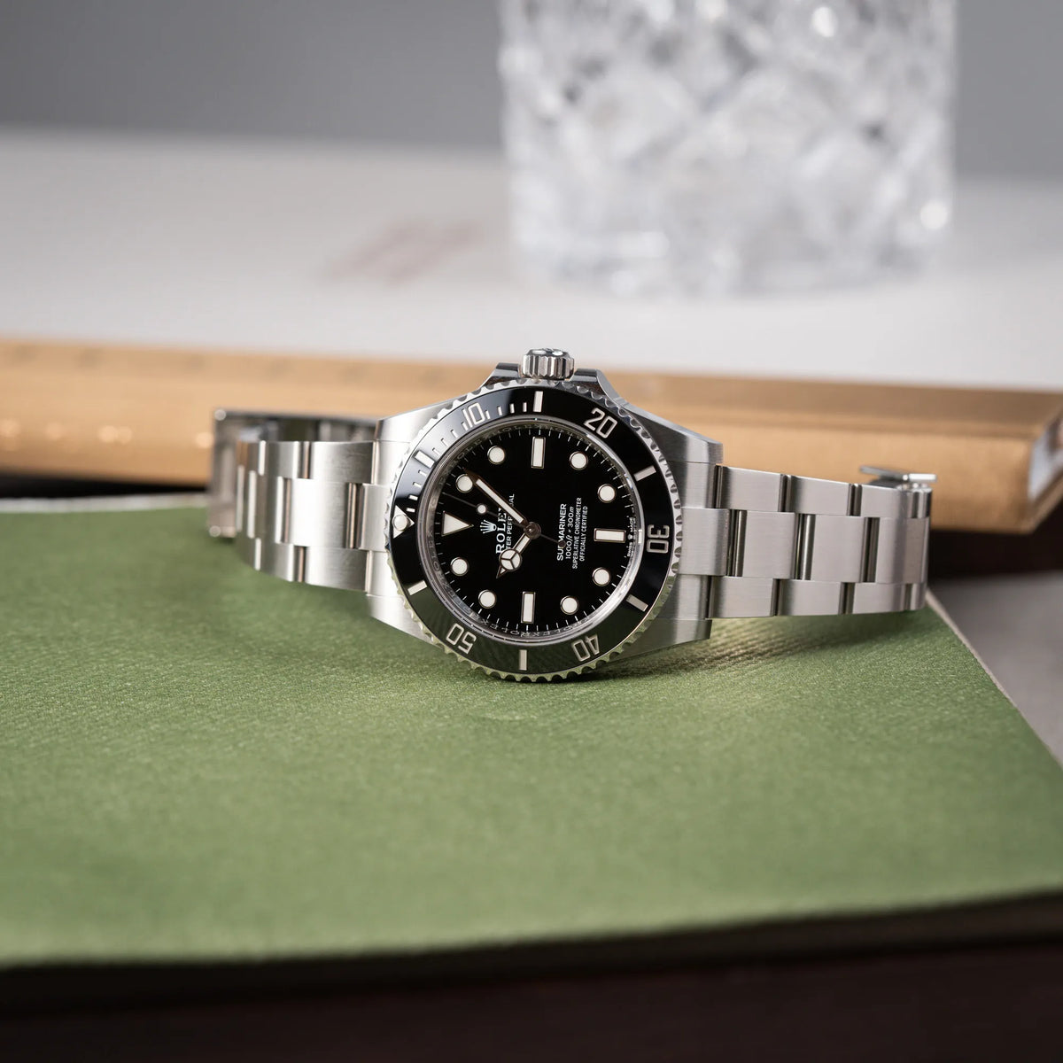Produktfotografie der Rolex Submariner No Date der Referenz 124060 im 41mm-Oyster-Case mit schwarzem Zifferblatt und schwarzem Keramik-Lünetten-Inlay