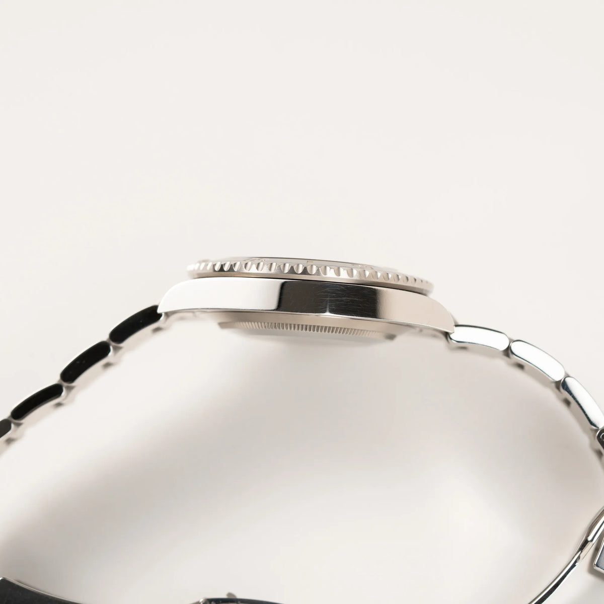 Seitliche Gehäuseflanke der Rolex Submariner No Date der Referenz 124060 im 41mm-Oyster-Case mit schwarzem Zifferblatt und schwarzem Keramik-Lünetten-Inlay