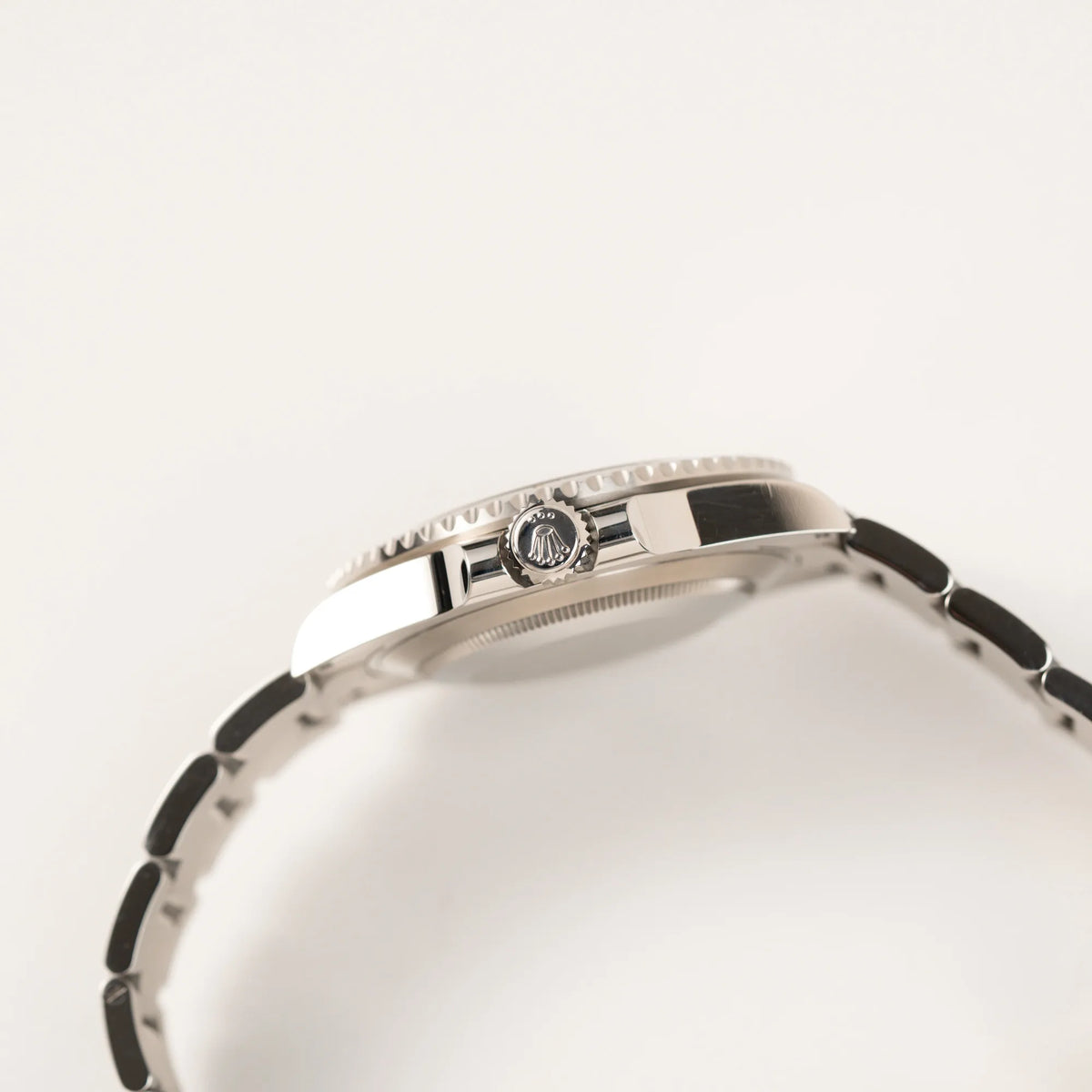 Seitliche Gehäuseflanke der Rolex Submariner No Date der Referenz 124060 im 41mm-Oyster-Case mit schwarzem Zifferblatt und schwarzem Keramik-Lünetten-Inlay zeigt die Aufzugskrone