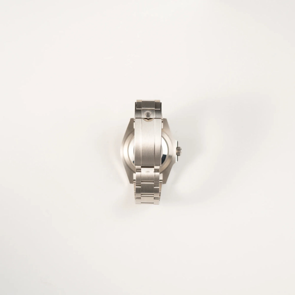 Blick auf die Oyster-Stahl-Faltschliesse der Rolex Submariner No Date der Referenz 124060 im 41mm-Oyster-Case mit schwarzem Zifferblatt und schwarzem Keramik-Lünetten-Inlay