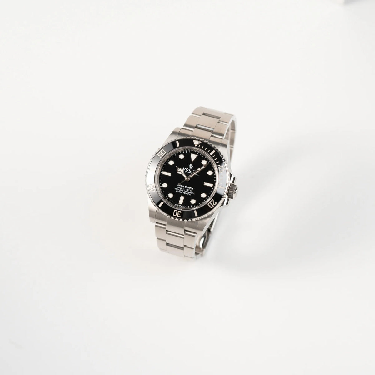 Leicht schräge Ansicht der Rolex Submariner No Date der Referenz 124060 im 41mm-Oyster-Case mit schwarzem Zifferblatt und schwarzem Keramik-Lünetten-Inlay