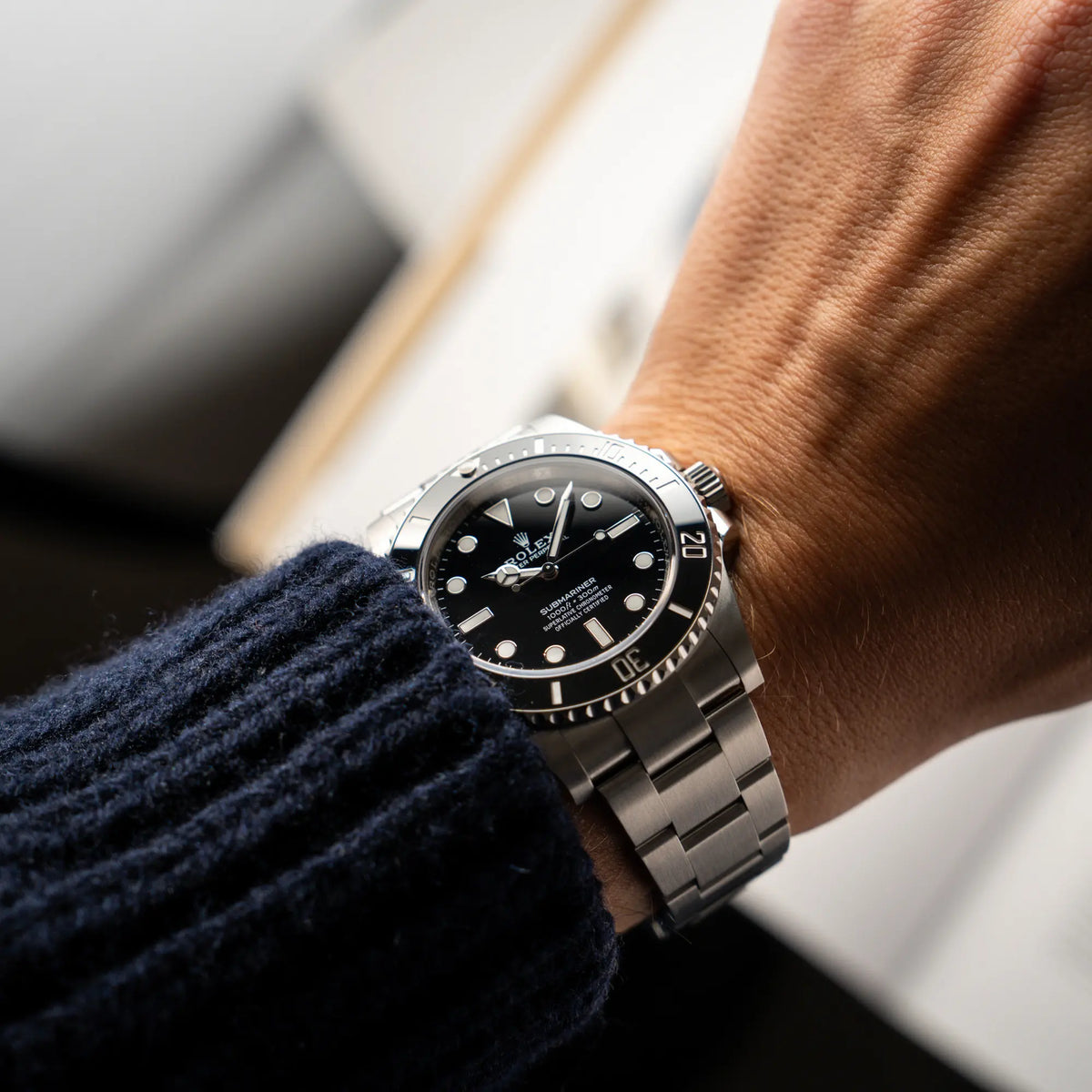 Wristshot mit der Rolex Submariner No Date der Referenz 124060 mit schwarzem Zifferblatt und schwarzer Keramik-Lünette an einem Oytser-Stahlband im Neuzustand an einem Männerhangelenk