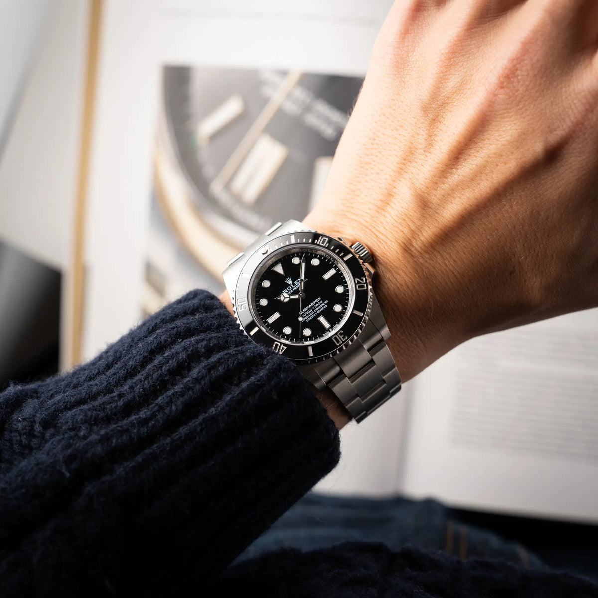 Mann trägt die Rolex Submariner No Date der Referenz 124060 mit schwarzem Zifferblatt und schwarzer Keramik-Lünette an einem Oytser-Stahlband im Neuzustand an seinem Handgelenk