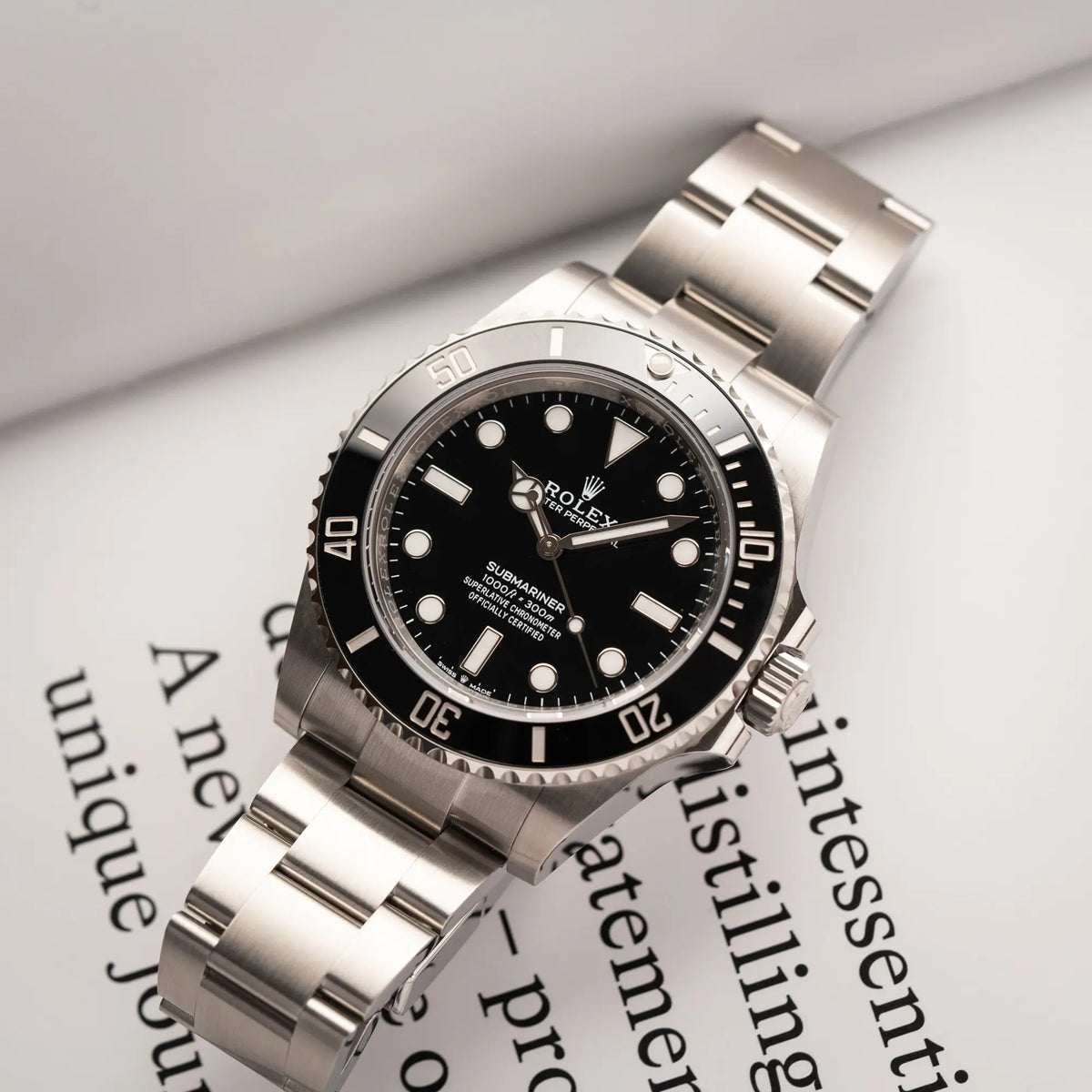 Produktfotografie als Titelbild für die Rolex Submariner No Date der Referenz 124060 mit schwarzem Zifferblatt und schwarzer Keramik-Lünette an einem Oytser-Stahlband im Neuzustand