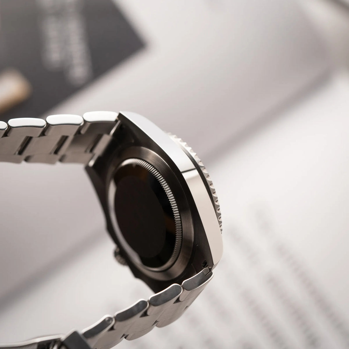 Seitliche Gehäuseflanke der Rolex Submariner No Date der Referenz 124060 mit schwarzem Zifferblatt und schwarzer Keramik-Lünette an einem Oytser-Stahlband im Neuzustand
