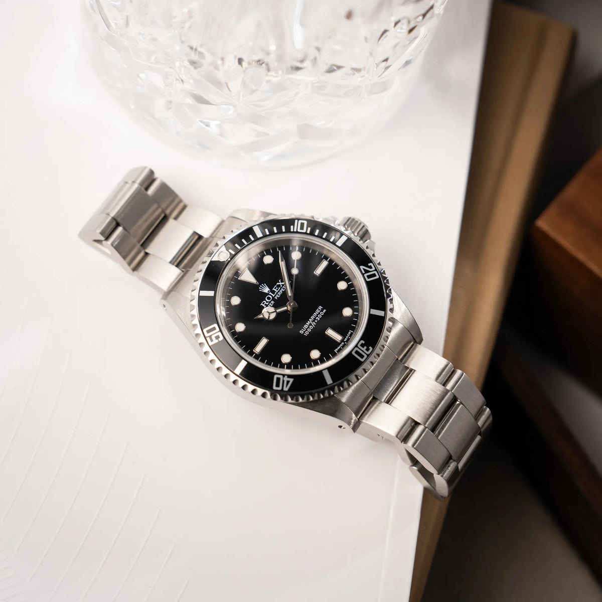 Produktfotografie der  Rolex Submariner No Date 14060M mit schwarzem Zifferblatt und der klassischen schwarzen Aluminium-Lünette