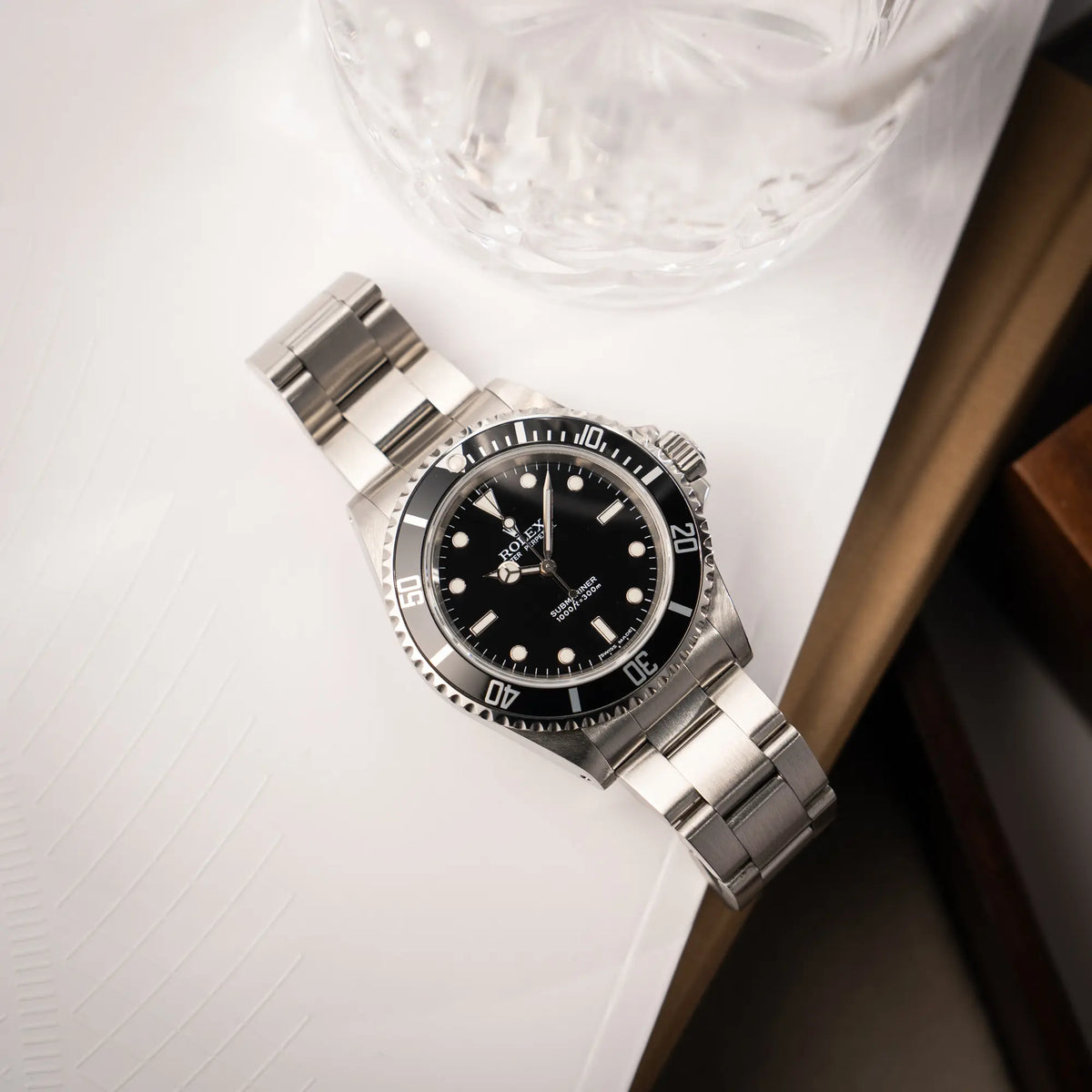 Produktfotografie als Titelbild der Rolex Submariner No Date 14060M mit schwarzem Zifferblatt und der klassischen schwarzen Aluminium-Lünette