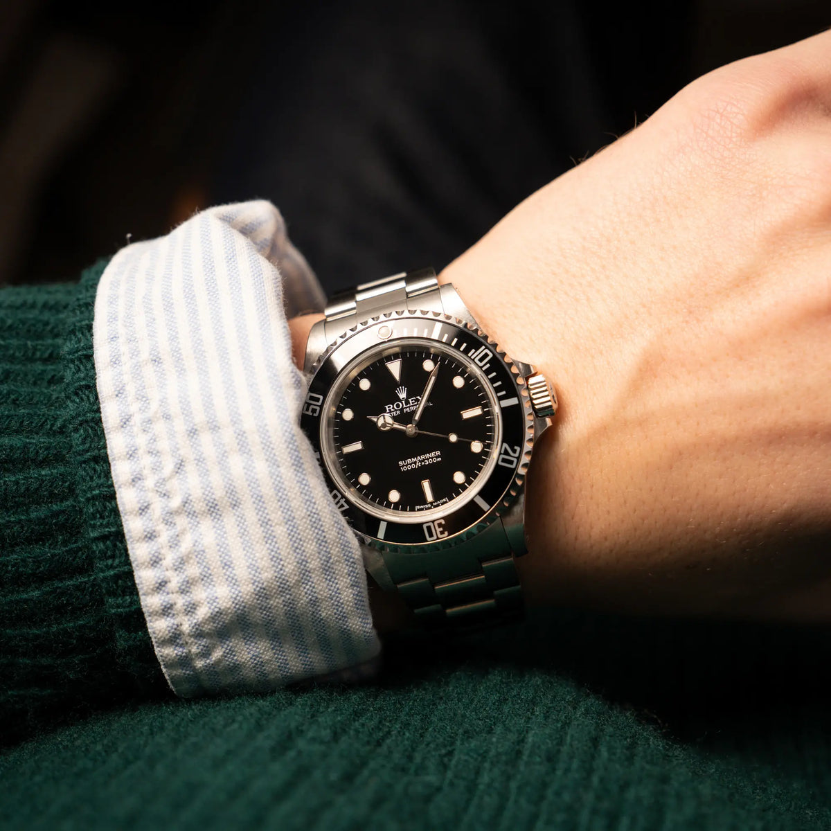 Wristshot mit der Rolex Submariner No Date 14060M mit schwarzem Zifferblatt und der klassischen schwarzen Aluminium-Lünette