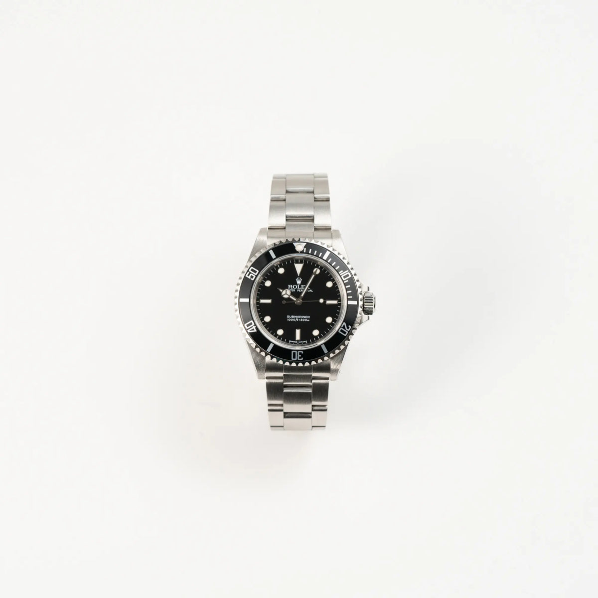 Frontale Ansicht der  Rolex Submariner No Date 14060M mit schwarzem Zifferblatt und der klassischen schwarzen Aluminium-Lünette