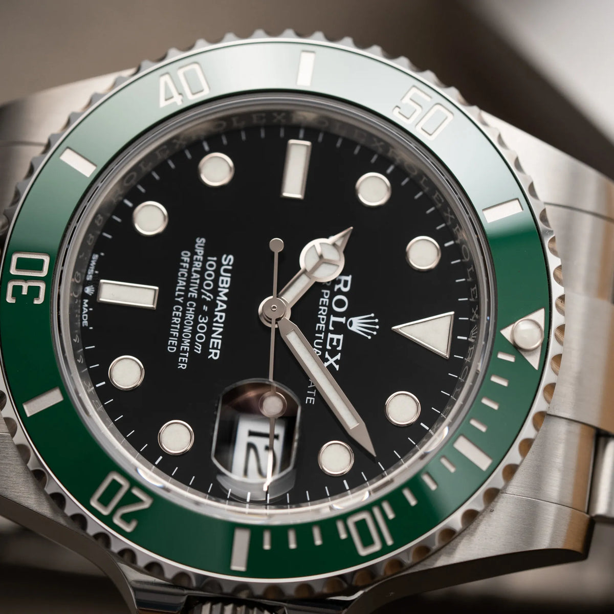 Detailaufnhame des Uhrenkopfes von der Rolex Submariner Date "Starbucks" der Referenz 126610LV mit der modelltypischen grünen Keramik-Lünette, die im Kontrast zu dem schwarzen Zifferblatt steht
