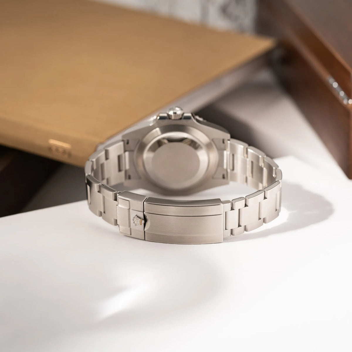 Produktfotografie der Rolex Submariner Date "Starbucks" der Referenz 126610LV im Neuzustand zeigt das Oyster-Stahlband mit Faltschliesse ohne Gebrauchsspuren