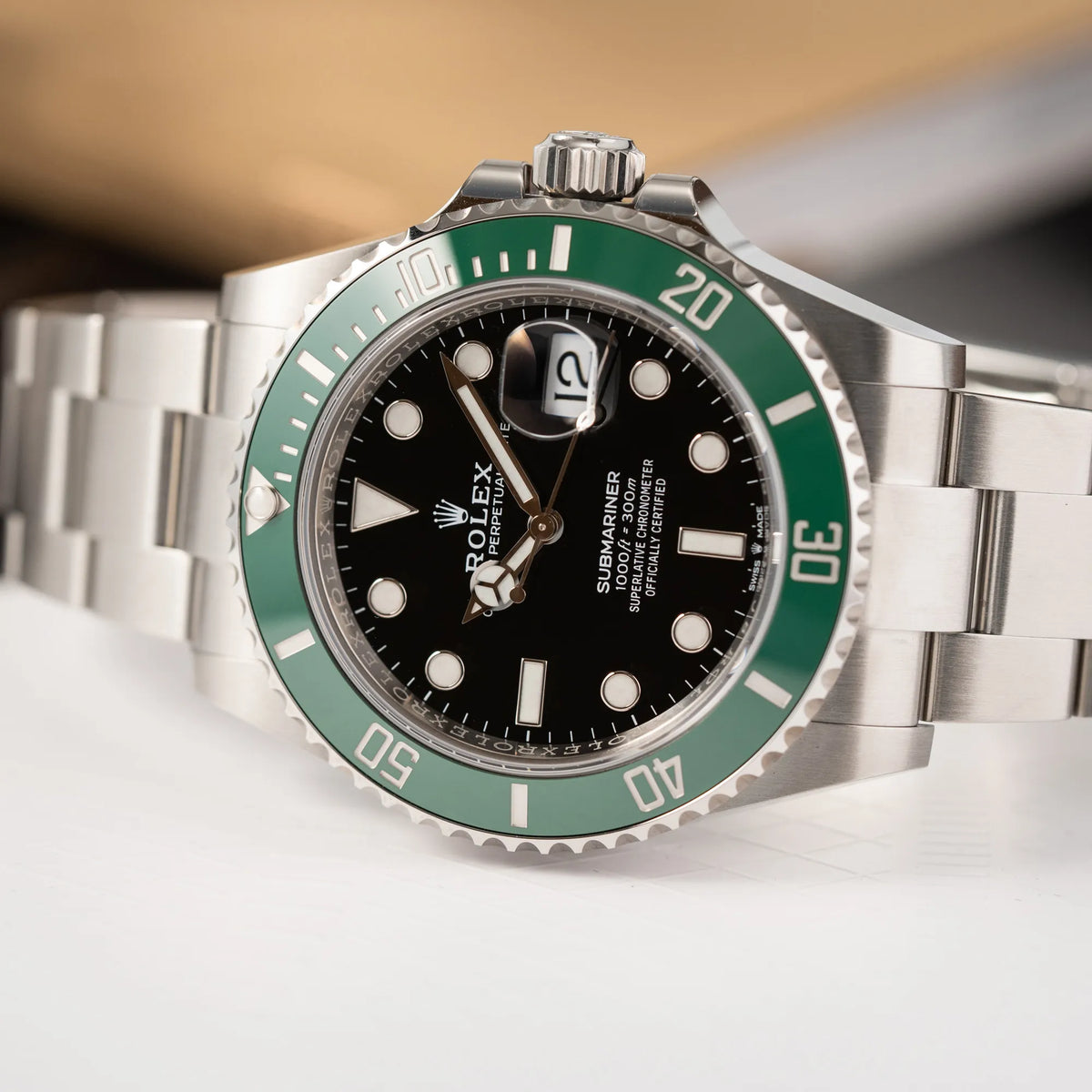 Produktfotografie als Titelbild für die Rolex Submariner Date "Starbucks" der Referenz 126610LV mit der modelltypischen grünen Keramik-Lünette, die im Kontrast zu dem schwarzen Zifferblatt steht