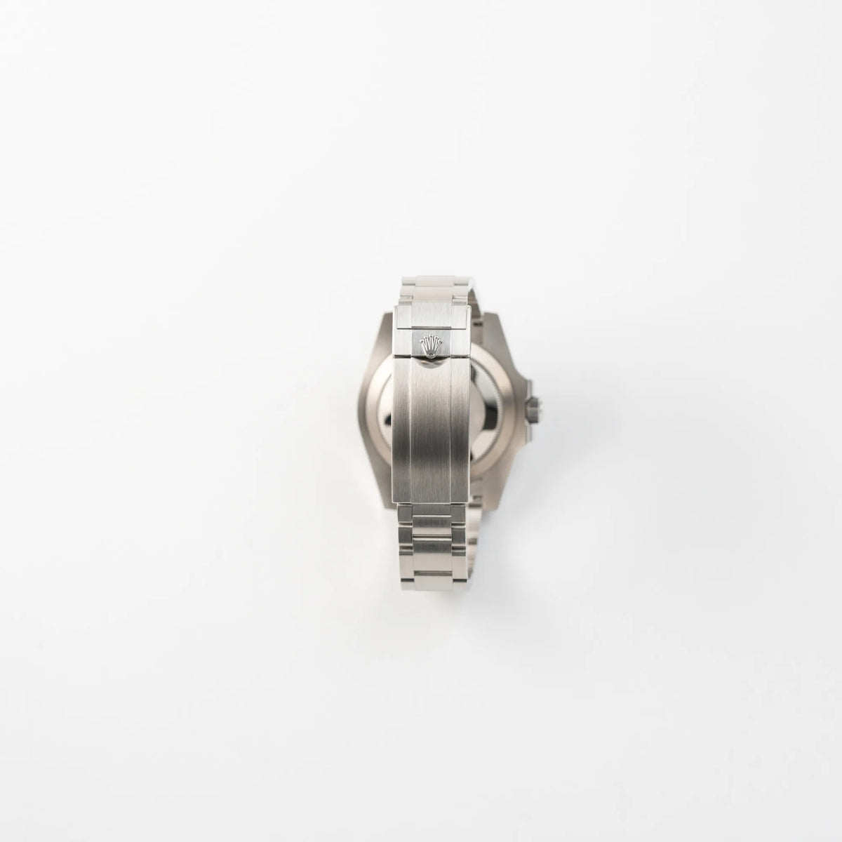 Blick auf die Oyster-Stahl-Faltschliesse der Rolex Submariner 114060 No Date aus 2019 in der klassischen schwarzen Ausführung im Neuzustand