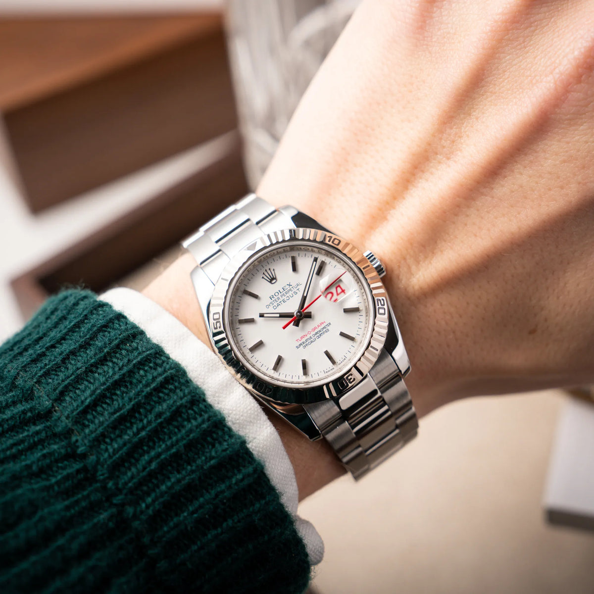 Wristshot mit der Rolex  Datejust Turn-O-Graph 116264 in 36 mm mit dem weißen Zifferblatt und dem roten Sekundenzeiger 