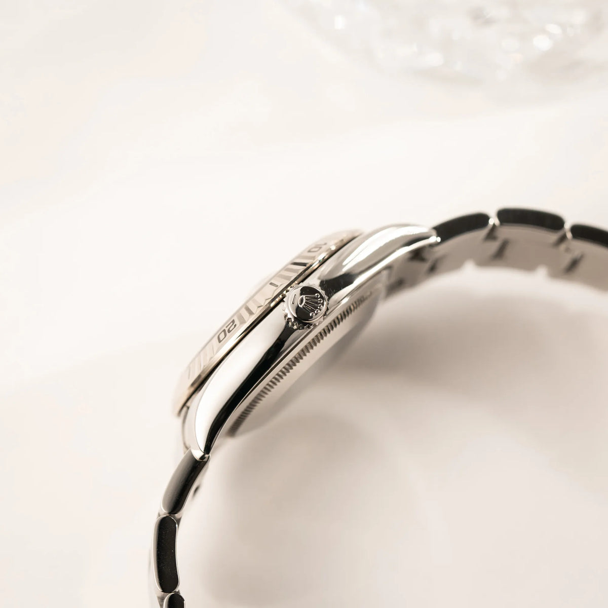 Seitiliche Gehäuseflanke der Rolex  Datejust Turn-O-Graph 116264 in 36 mm mit dem weißen Zifferblatt und dem roten Sekundenzeiger  zeigt die Aufzugsflanke