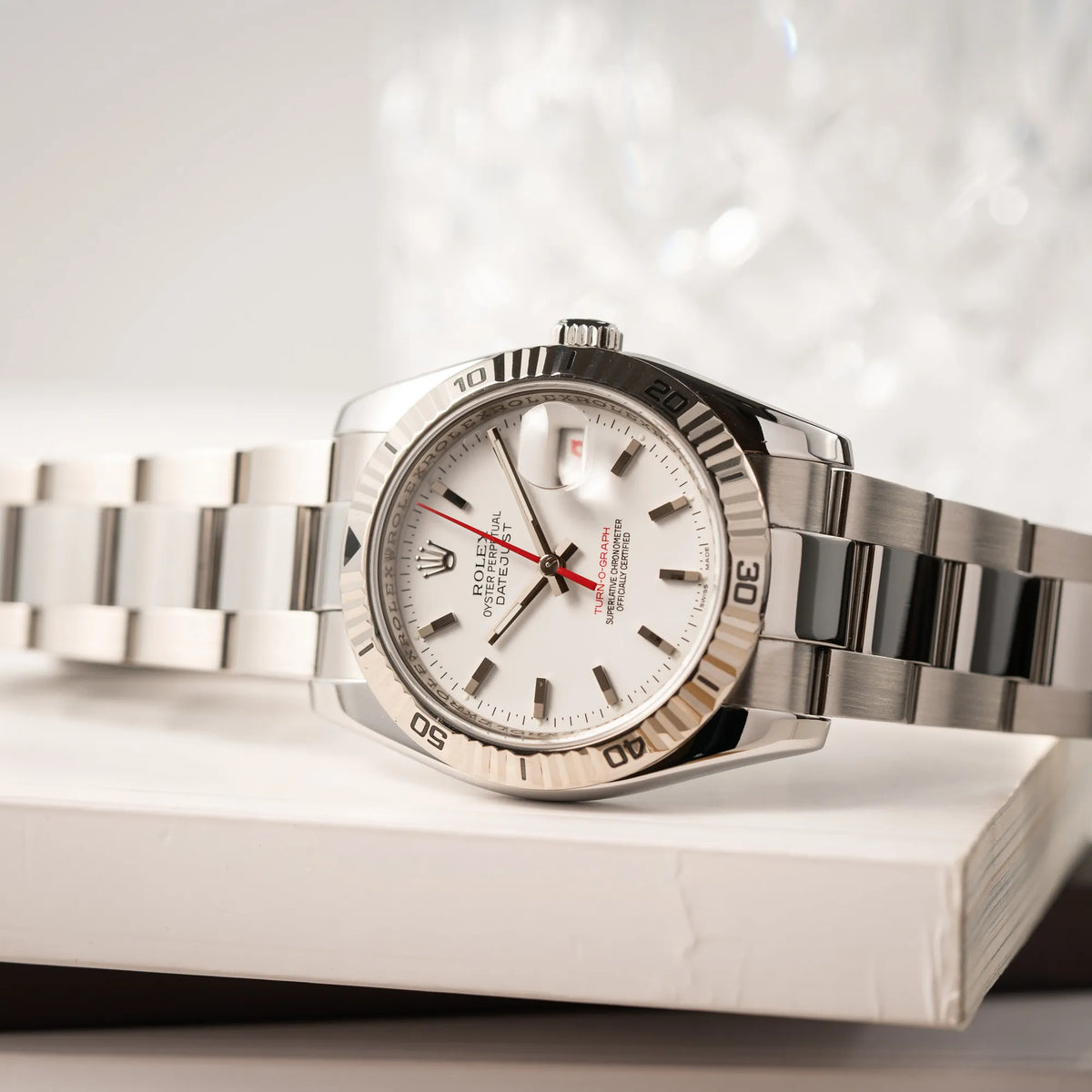 Produktfotografie als Titelbild für die Rolex  Datejust Turn-O-Graph 116264 in 36 mm mit dem weißen Zifferblatt und dem roten Sekundenzeiger 