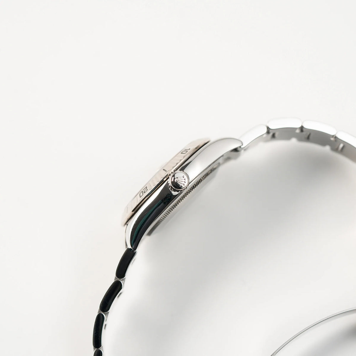 Seitliche Gehäuseflanke der Rolex  Datejust Turn-O-Graph 116264 in 36 mm mit dem weißen Zifferblatt und dem roten Sekundenzeiger  mit Blick auf die Aufzugskrone