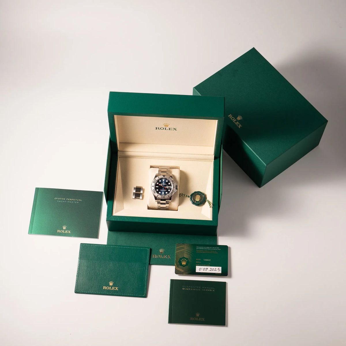 Lieferumfang zu der Rolex Yacht-Master 40 der Referenz 126622 mit der Platin-Lünette in der blauen Zifferblatt-Variant, bestehend aus Box mit Umkarton, Hangtag, originaler Garantiekarte und allen Booklets