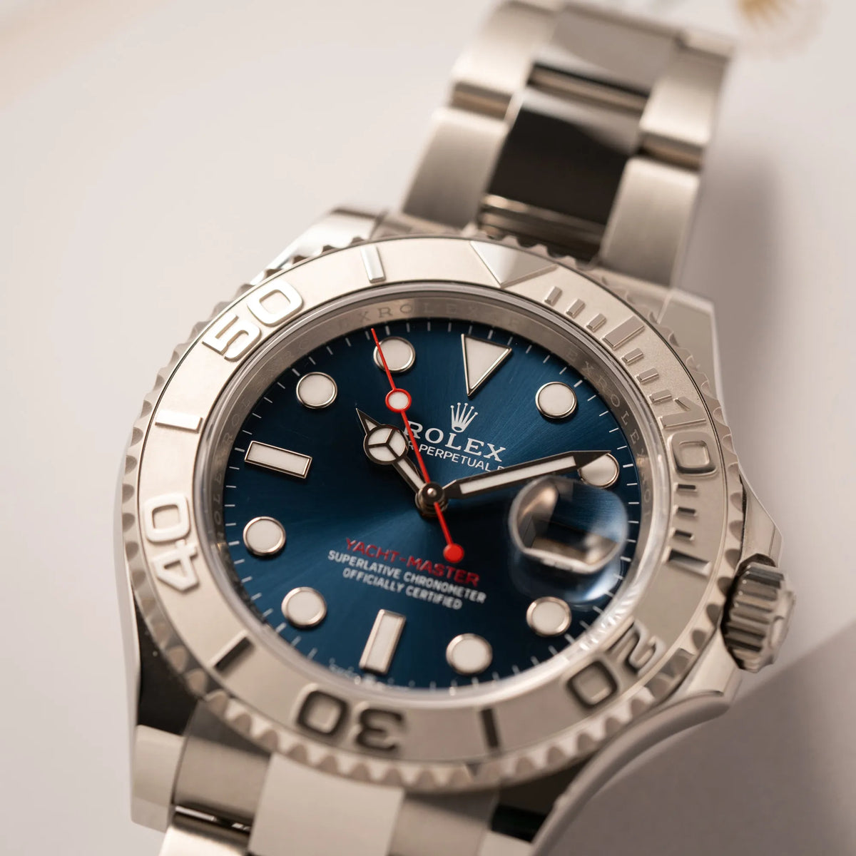 Produktfotografie zeigt den Uhrengehäuse der Rolex Yacht-Master 40 der Referenz 126622 mit der Platin-Lünette in der blauen Zifferblatt-Variante 