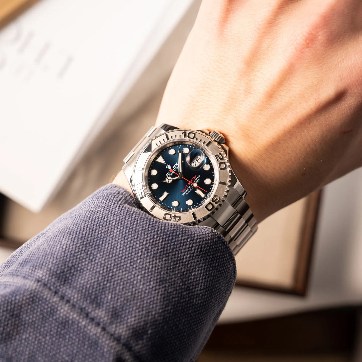 Mann trägt die Rolex Yacht-Master 40 mit blauem Zifferblatt der Referenz 126622 aus 2022 an seinem Handgelenk
