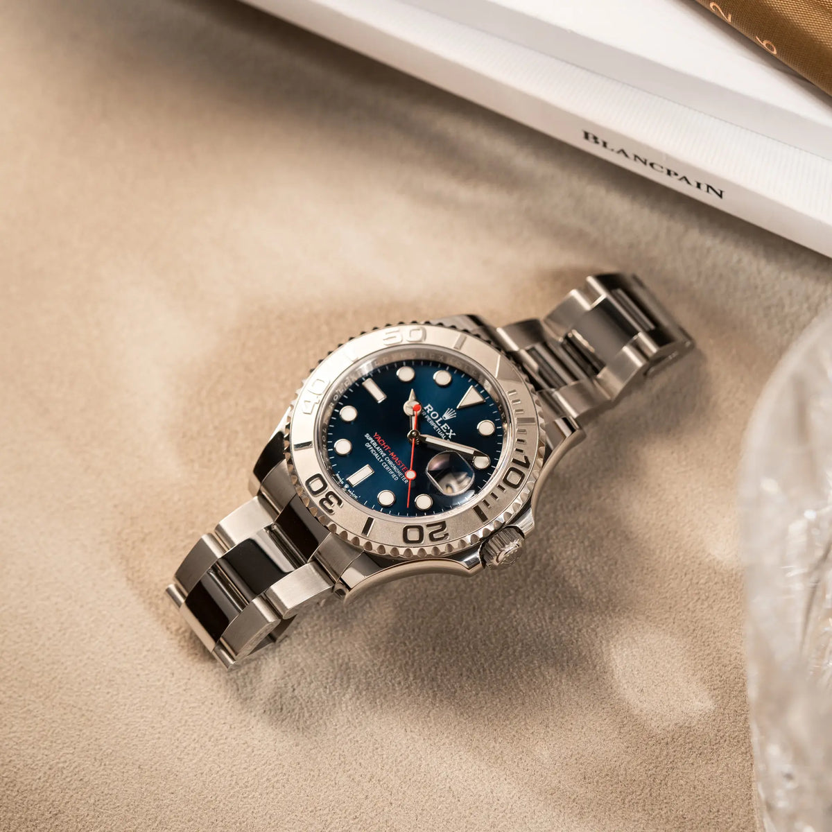 Produktfotografie der Rolex Yacht-Master 40 mit blauem Zifferblatt der Referenz 126622 aus 2022