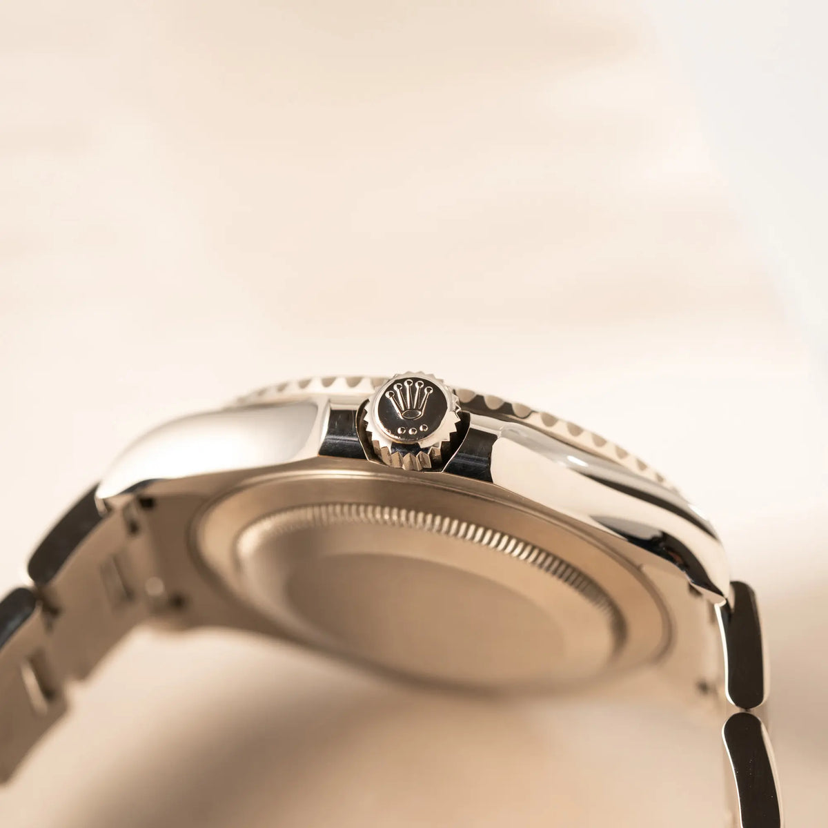 Produktfotografie der Rolex Yacht-Master 40 mit blauem Zifferblatt der Referenz 126622 aus 2022 zuegt die Aufzugskrone mit 3 Punkten unter der Rolex-Krone