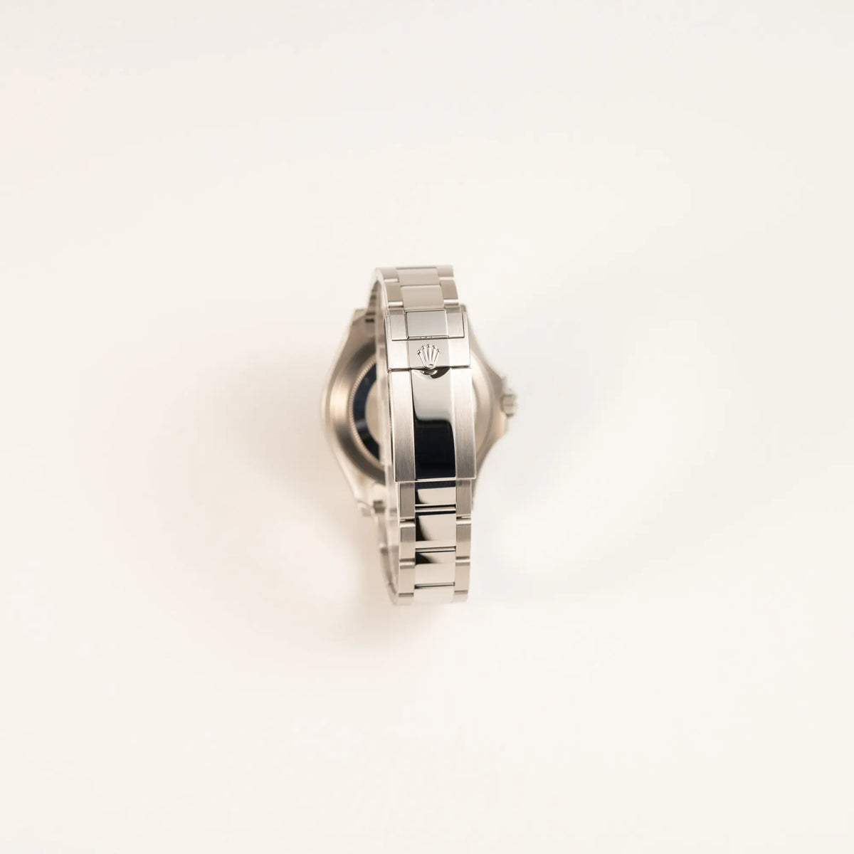 Blick auf das Oyster-Stahl-Band mit Oyster-Faltschliesse der Rolex Yacht-Master 40 mit blauem Zifferblatt der Referenz 126622 aus 2022