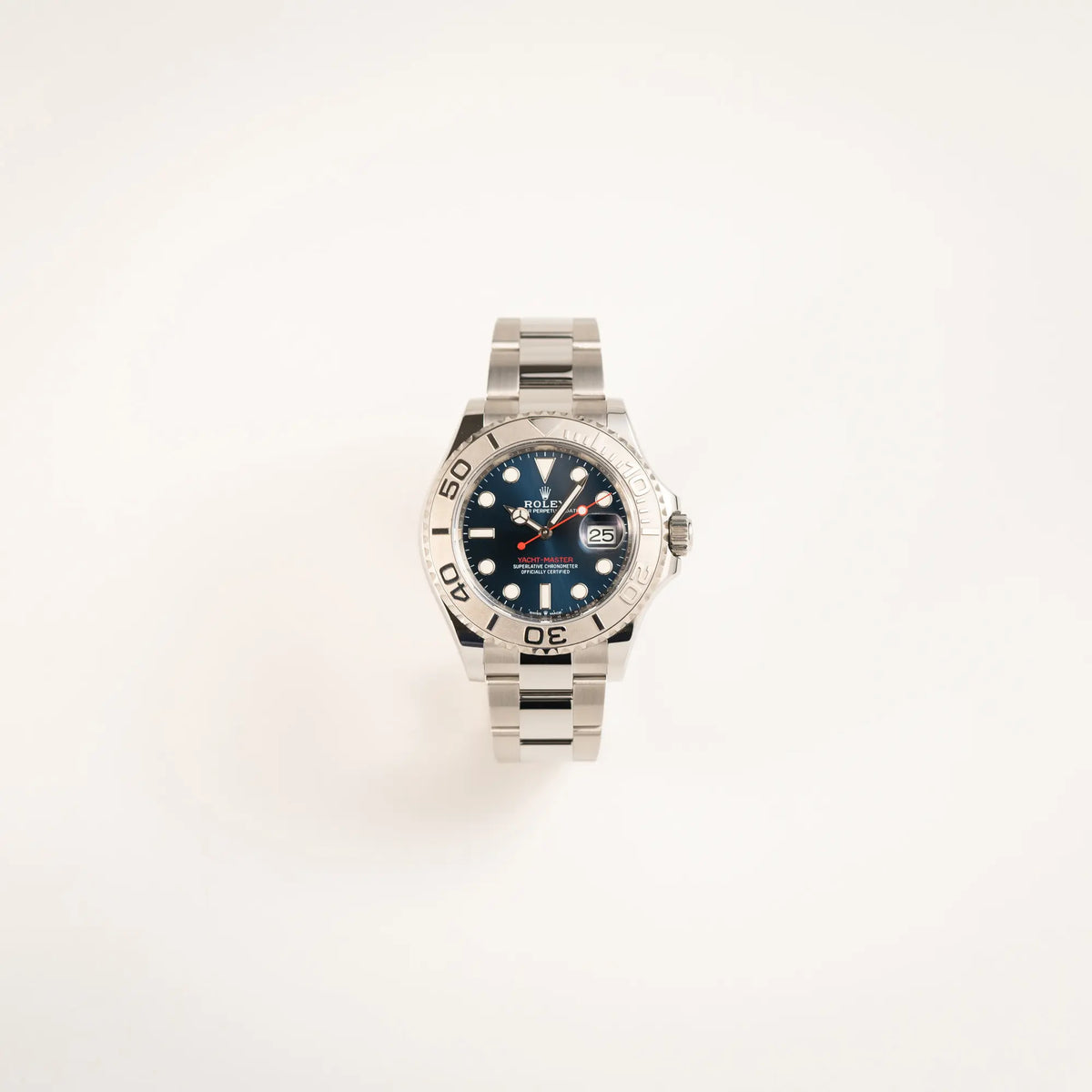 Frontale Ansicht der Rolex Yacht-Master 40 mit blauem Zifferblatt der Referenz 126622 aus 2022