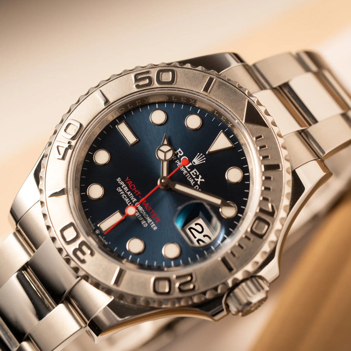 Uhrenkopf der Rolex Yachtmaster 40 der Referenz 126622 mit blauem Zifferblatt und der Rolesium-Lünette aus Platin mit Fokus auf dem roten Sekundenzeiger