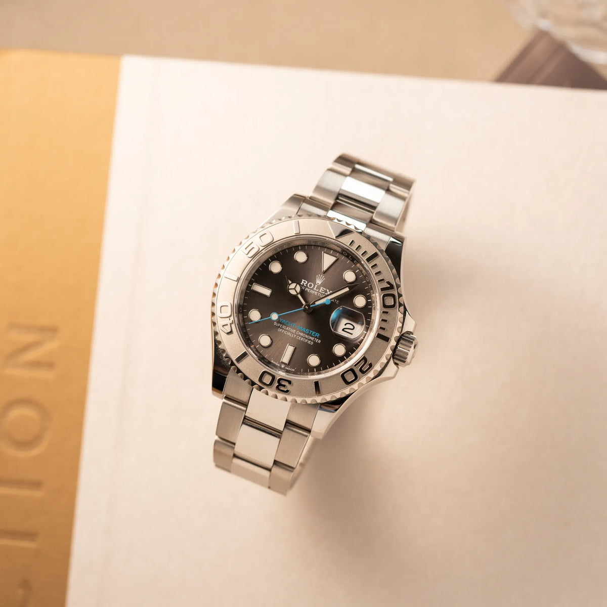 Produktfotografie der Rolex Yachtmaster 40 mit Platin-Lünette der Referenz 126622 mit dem Rhodium-Zifferblatt und hellblauem Sekundenzeiger