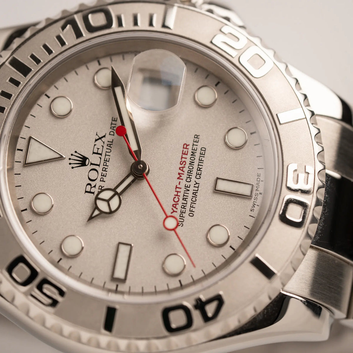 Makroaufnahme der Rolex Yachtmaster 40 Platinum mit der Referenz 16622 mit Platin-Lünette und dem typischen roten Sekundenzeiger
