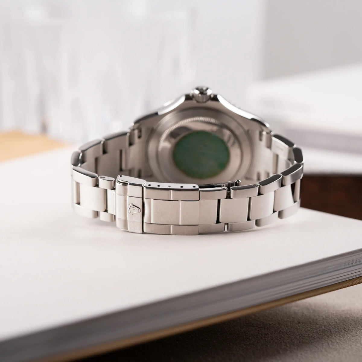 Produktfotografie der Rolex Yachtmaster 40 Platinum mit der Referenz 16622 mit Platin-Lünette und dem typischen roten Sekundenzeiger zeigt das Oyster-Stahlband mit geschlossener Faltschliesse