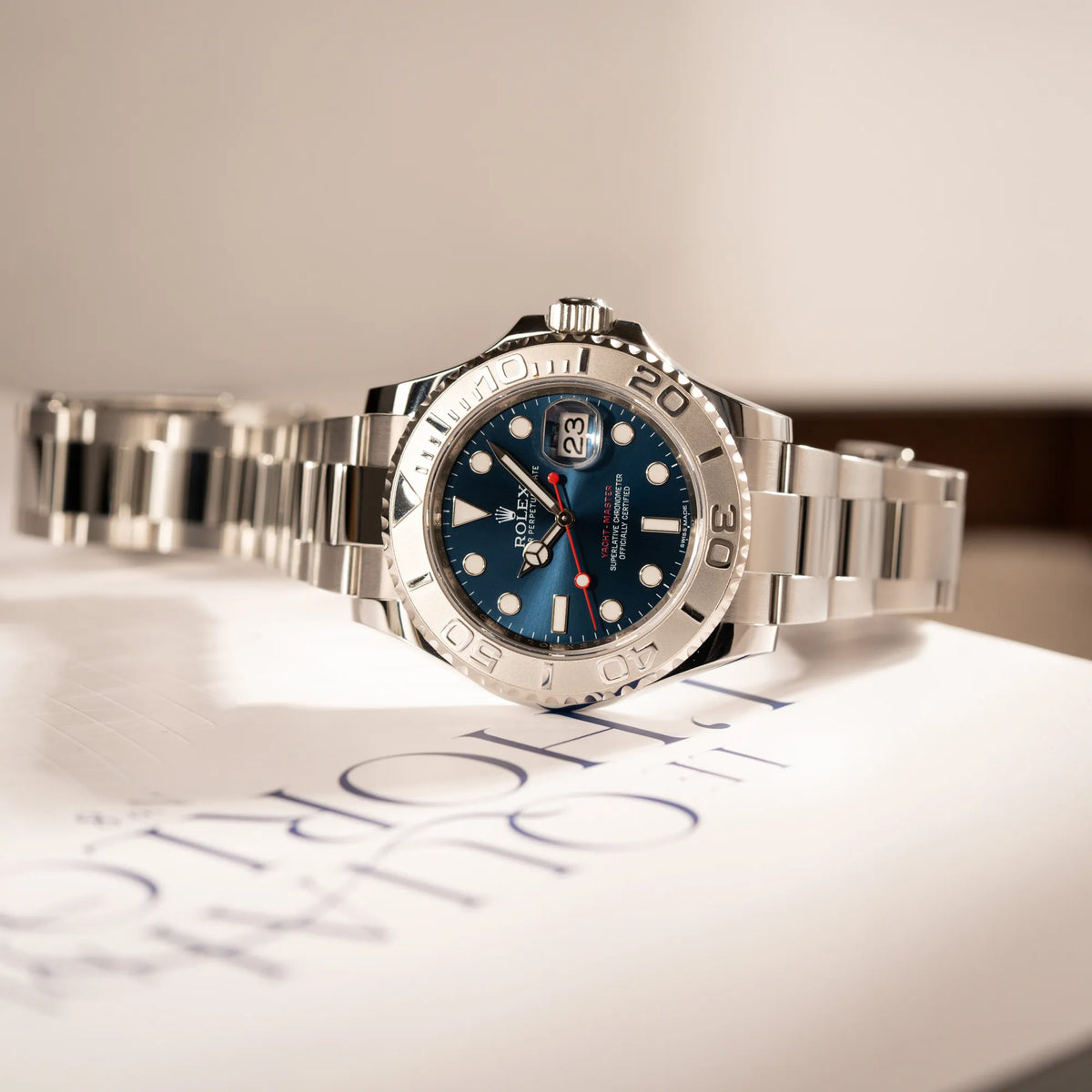 Produktfotografie der Rolex Yachtmaster 40 mit blauem Zifferblatt der Referenz 116622 