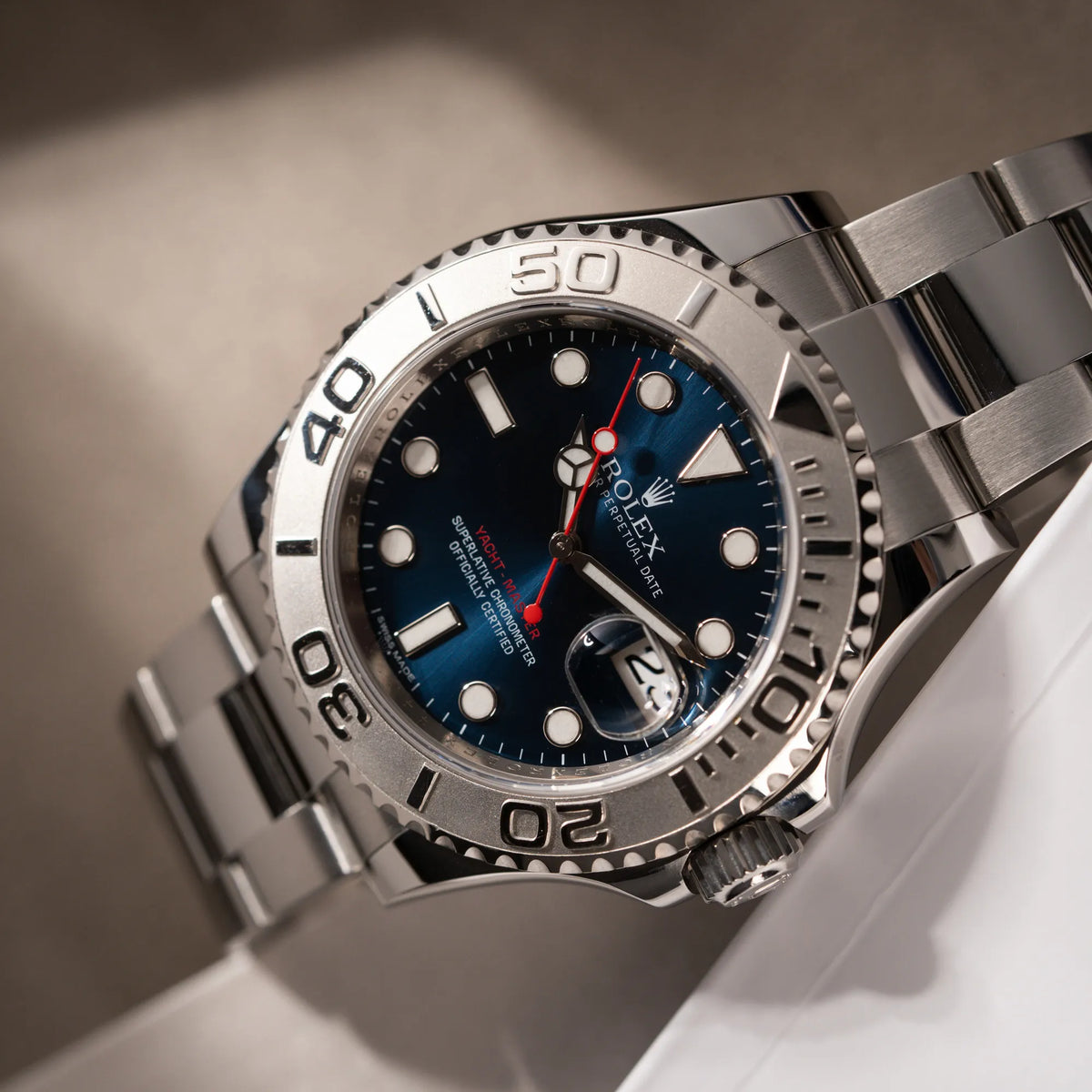 Detailaufnahme der Rolex Yachtmaster 40 mit blauem Zifferblatt der Referenz 116622 
