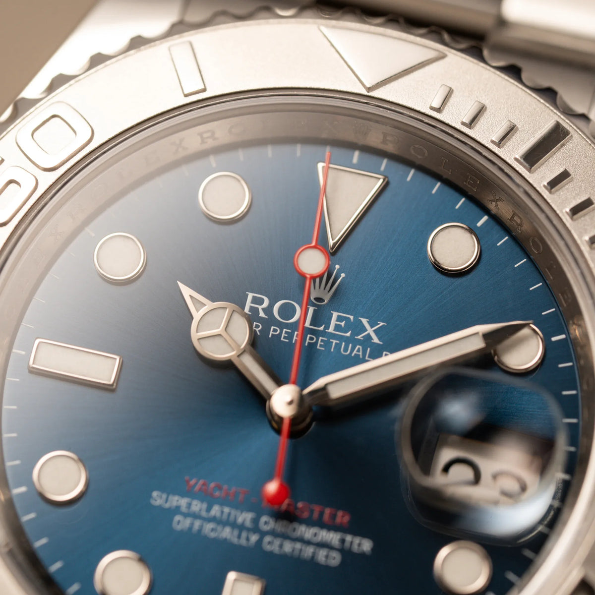 Makroaufnahme der Rolex Yachtmaster 40 mit blauem Zifferblatt der Referenz 116622 