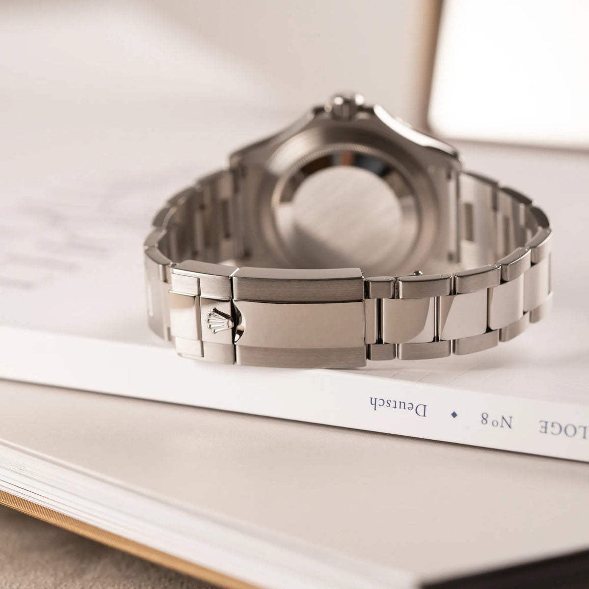 Produktfotografie der Rolex Yachtmaster 40 mit blauem Zifferblatt der Referenz 116622  zeigt die geschlossene Oyster-Faltschliesse